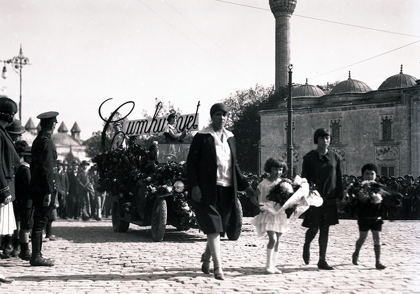 Arşivlerden Fotoğraflarla “Yaşasın Cumhuriyet” Sergisi