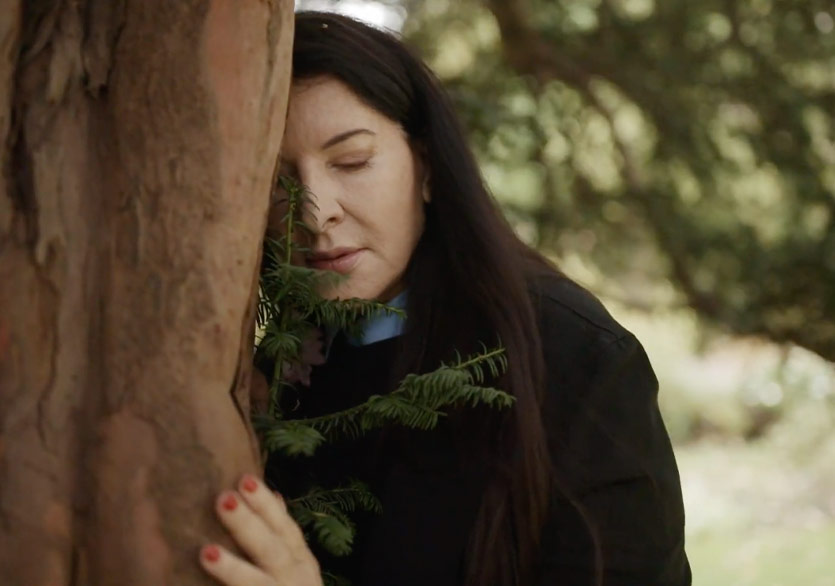 Marina Abramovic, 2020’yi Ağaçlara Şikâyet Etmemizi İstiyor