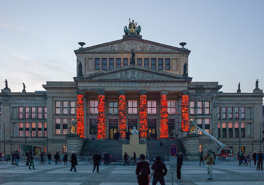 Konzerthaus'da Binlerce Can Yeleği