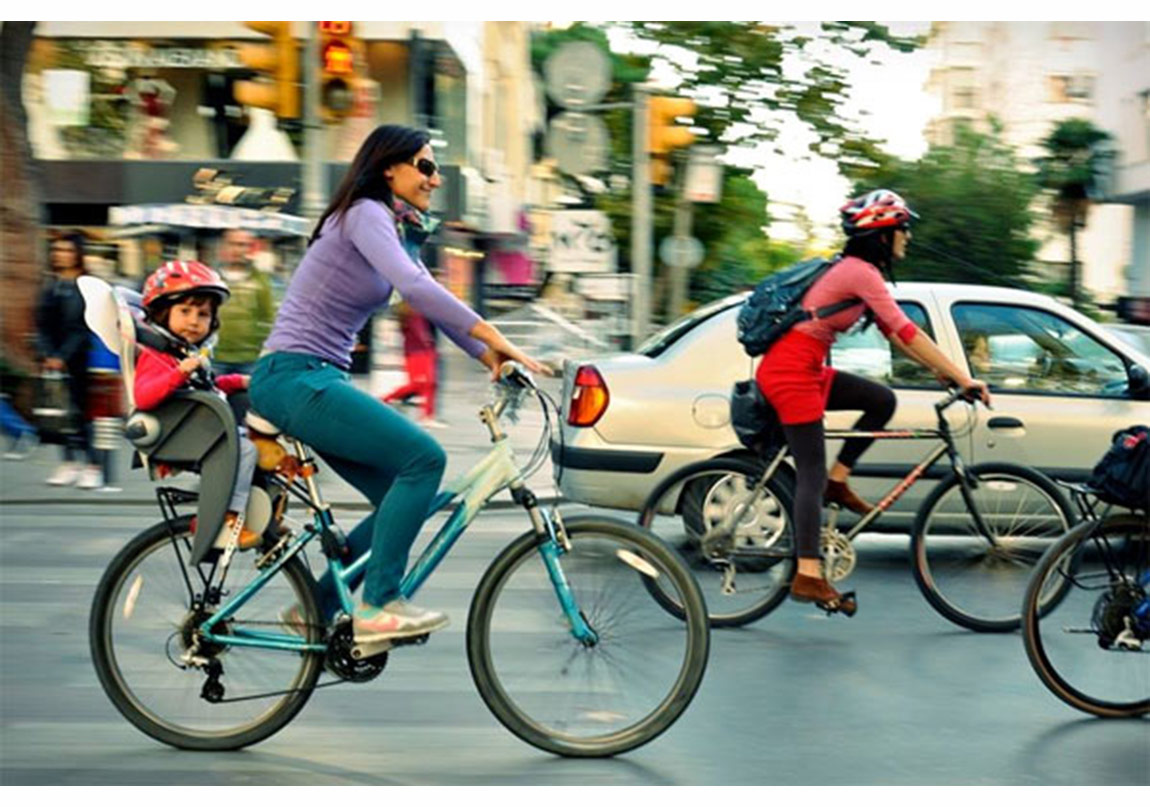 Süslü Kadınlar Egzoz Kokusuna Karşı Pedal Çeviriyor