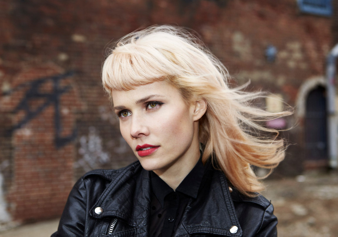 Oh Land’in Yeni Klibi Alışmadığımız Şekilde Karanlık