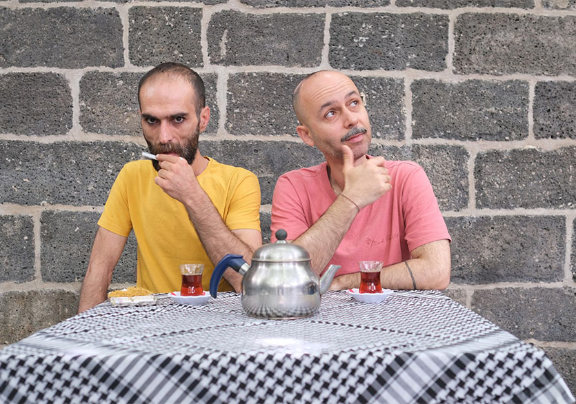 “Kaçak Çay Performansı” Avrupa Yolculuğuna Başlıyor