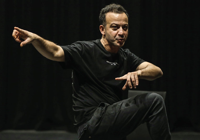 Rıza Kocaoğlu, “Kibritin Ucunda” ile Sahnede
