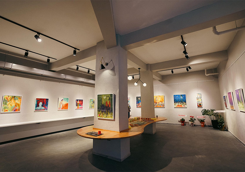 Elçin Mustafayev’in “Renklerin Tınısı” Sergisi Atatürk Parkı Sanat Galerisi’nde