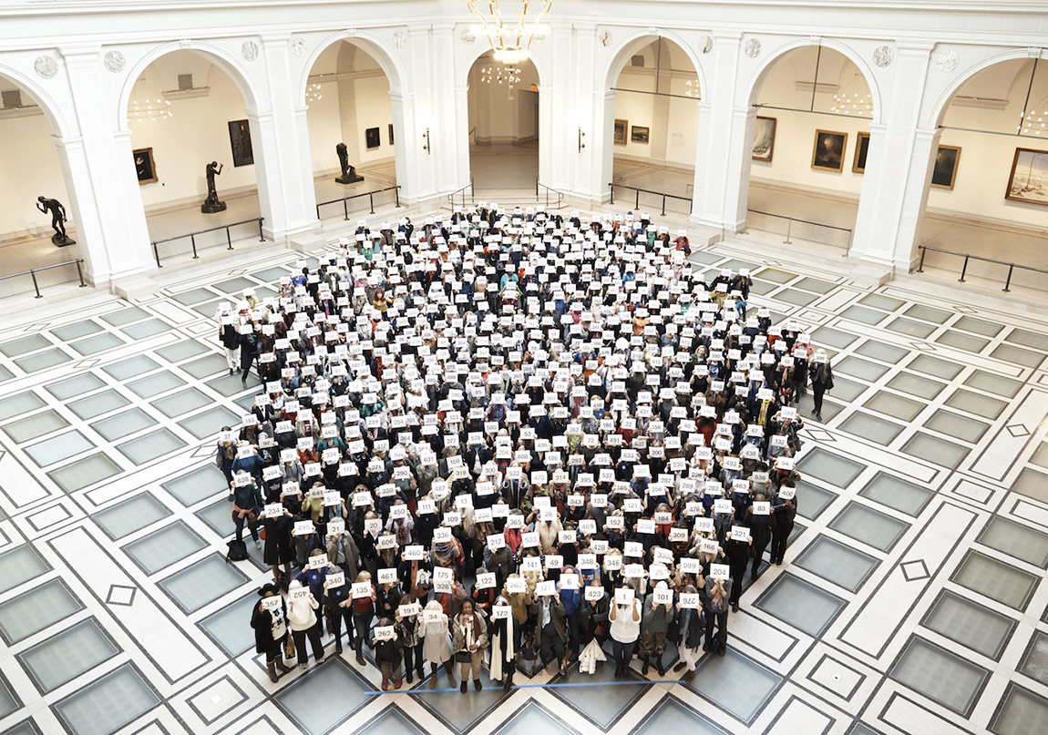 600 Kadın Sanatçı Bir Fotoğraf İçin Buluştu