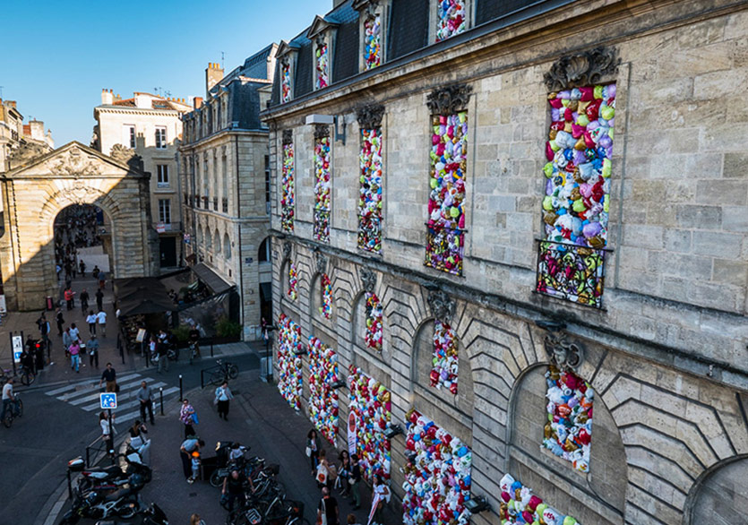 Plastik Cepheli Bir Bina