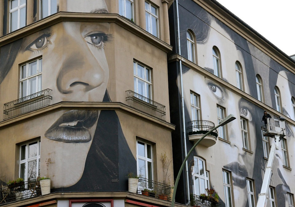 Yaşayan Binalarda Kadın Portreleri