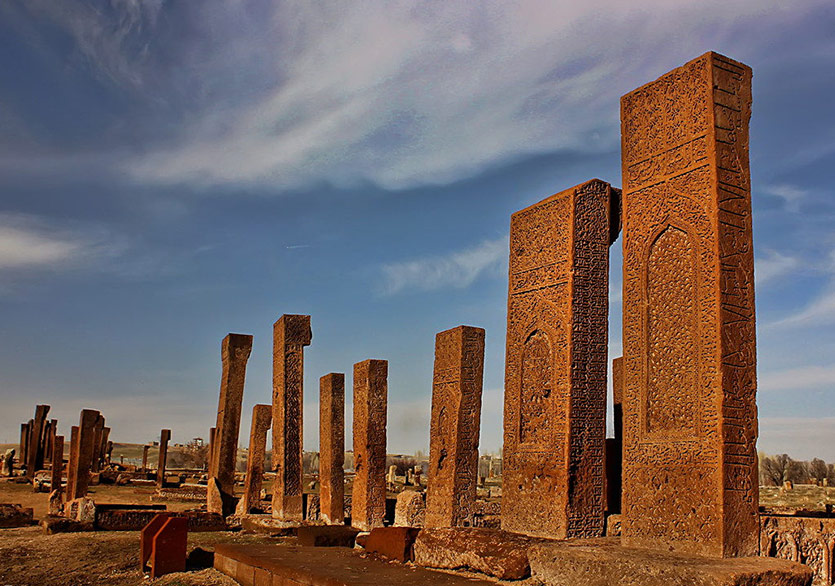 Kaynak Niteliğinde Bir Kitap Olan Dillerin Tarihi Raflardaki Yerini Aldı