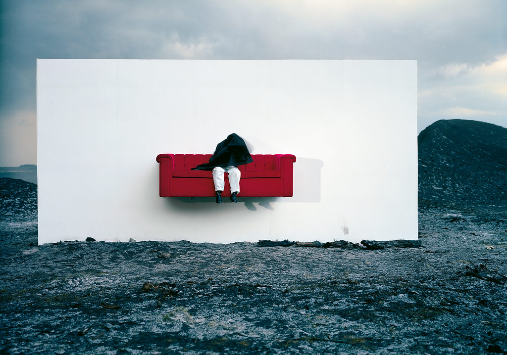 Dünyayı Dolaşan Bir Kırmızı Kanepe