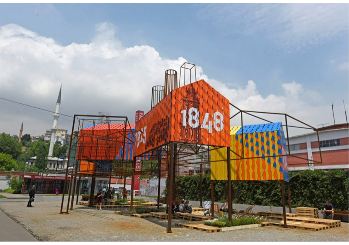 İstanbul Modern'in Bahçesinde Katı Olan Her Şey