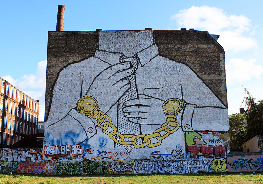 Kendi Duvar Resimlerini Yok Etti