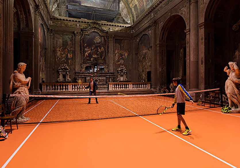 Kilisenin İçindeki Tenis Kortu