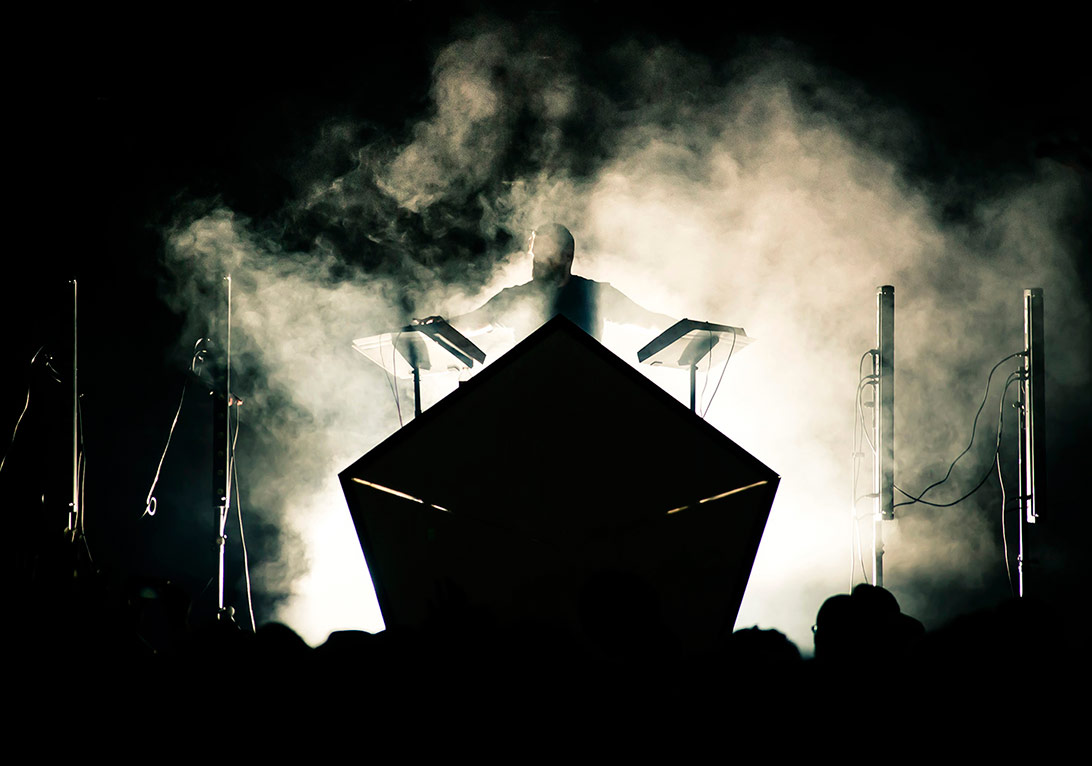 Synth'lerin Efendisi Com Truise