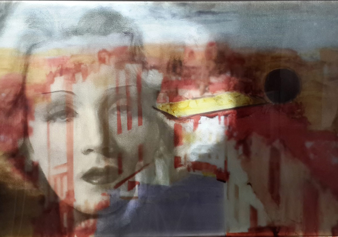 Işıklar Kapanınca Değişen Sergi
