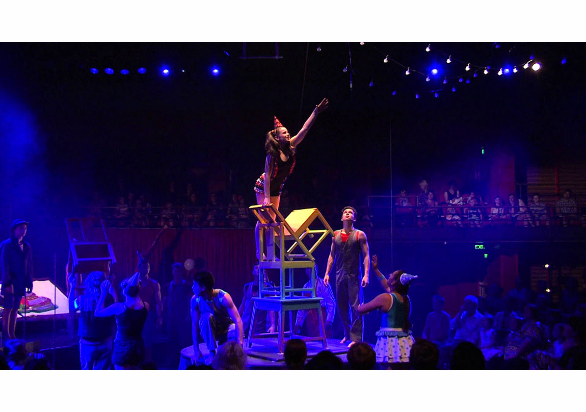 The Flying Fruit Fly Circus’tan Farklı Bir Sirk Deneyimi