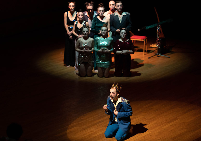 Sarı Sandalye’nin “Kral Übü”sü Sahnelere Veda Ediyor