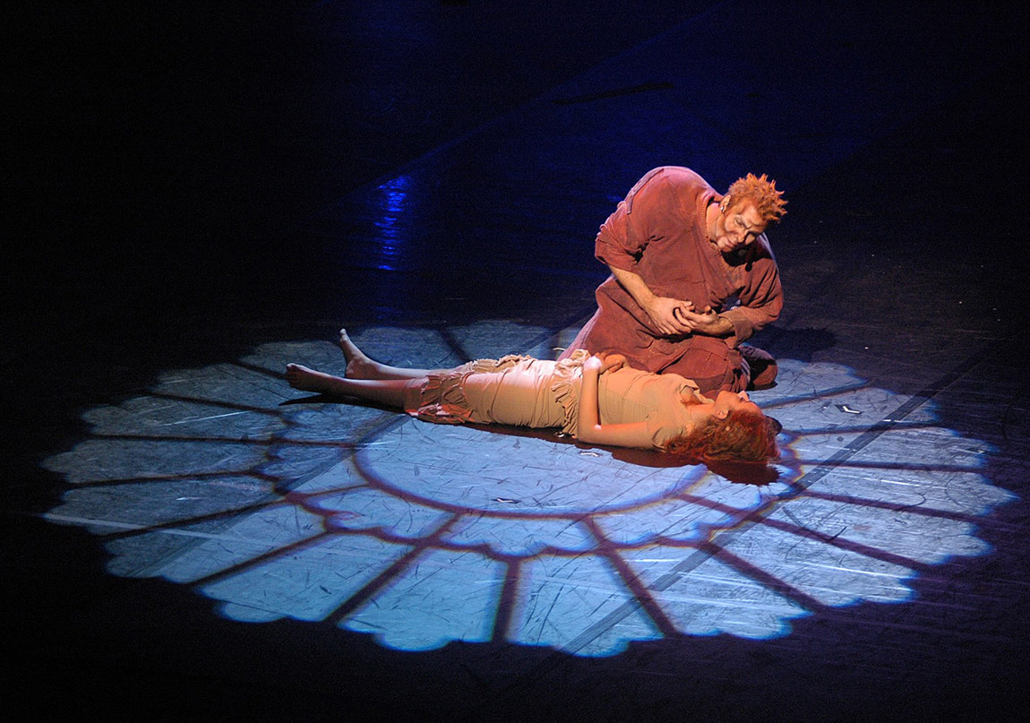 Notre Dame Quasimodo Müzikali Sahnede