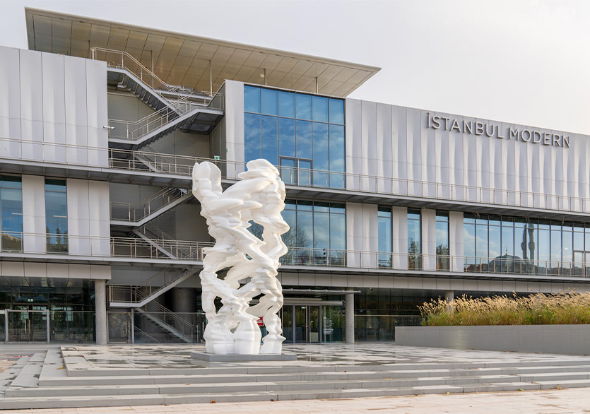 Tony Cragg’in “Runner” Heykeli İstanbul Modern’in Yeni Binasında