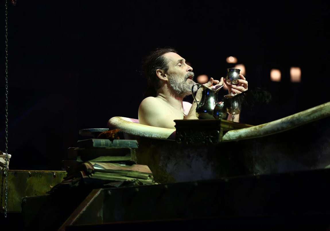 Erdal Beşikçioğlu Yönetmenliğinde Tüy Kalemler Oyunu