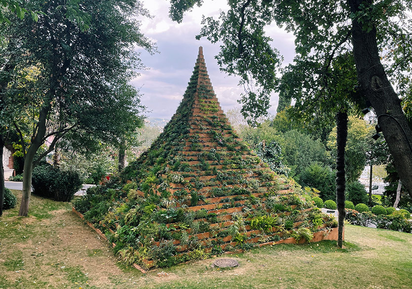 Agnes Denes’in “Yaşayan Piramit” Eseri SSM Bahçesinde Sergilenmeye Devam Edecek