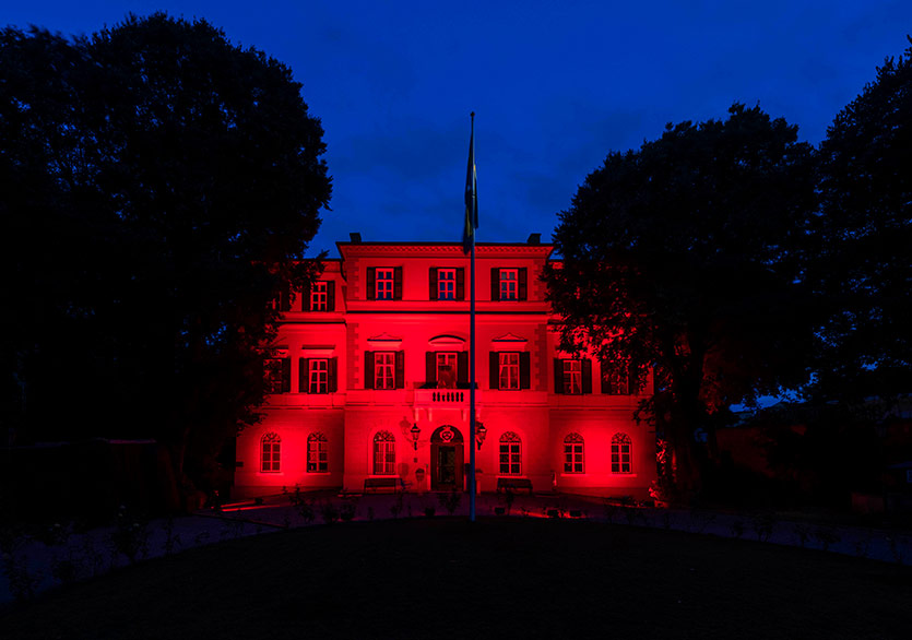 İsveç Sarayı’nın 150. Yıl Kutlamaları “Red Dream” Sanat Etkinliğiyle Başladı