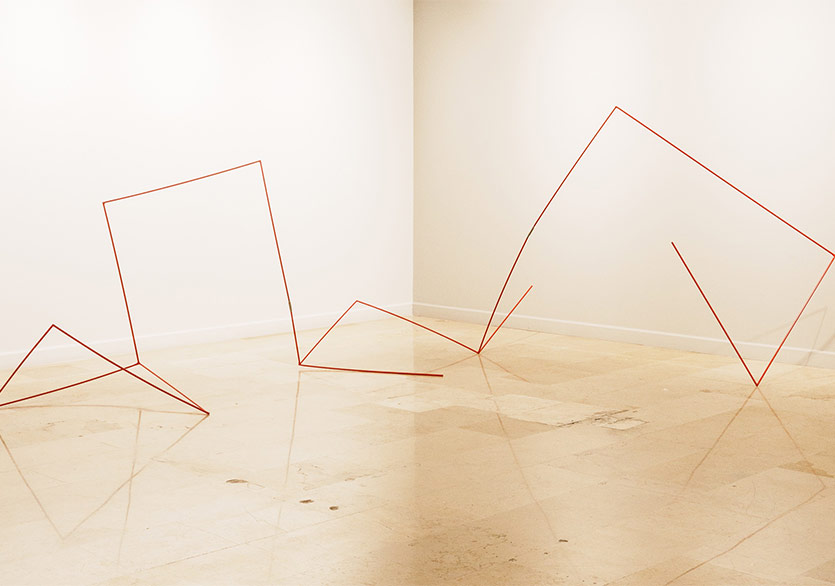 Nermin Ülker “Dört Köşeli Üçgen: Yerini Bulamamış Cümlelerin Anıtları” Sergisiyle Black Light Gallery’de