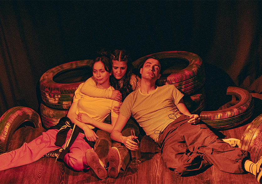 Tiyatro Kontra’nın “Ada Kasabası” Oyunundan Yeni Gösterimler