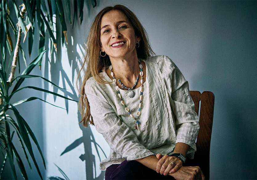 Müge İplikçi’den “Kalpten Seven İnsanlar”