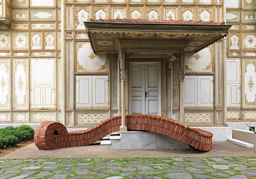 Bilinmezin Büyüleyiciliğine ve Tekinsizliğine Bakış: “İsmi Lâzım Değil”