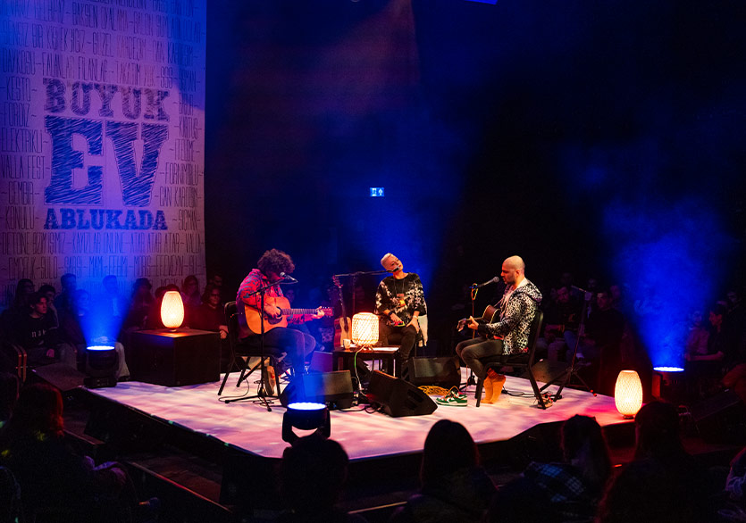 Büyük Ev Ablukada Akustik Sahnesiyle Zorlu PSM’de