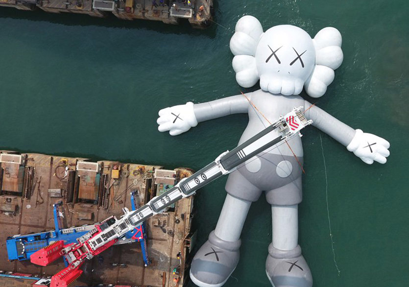 KAWS’ın İkonik Karakteri Companion Kıyıya Taşındı