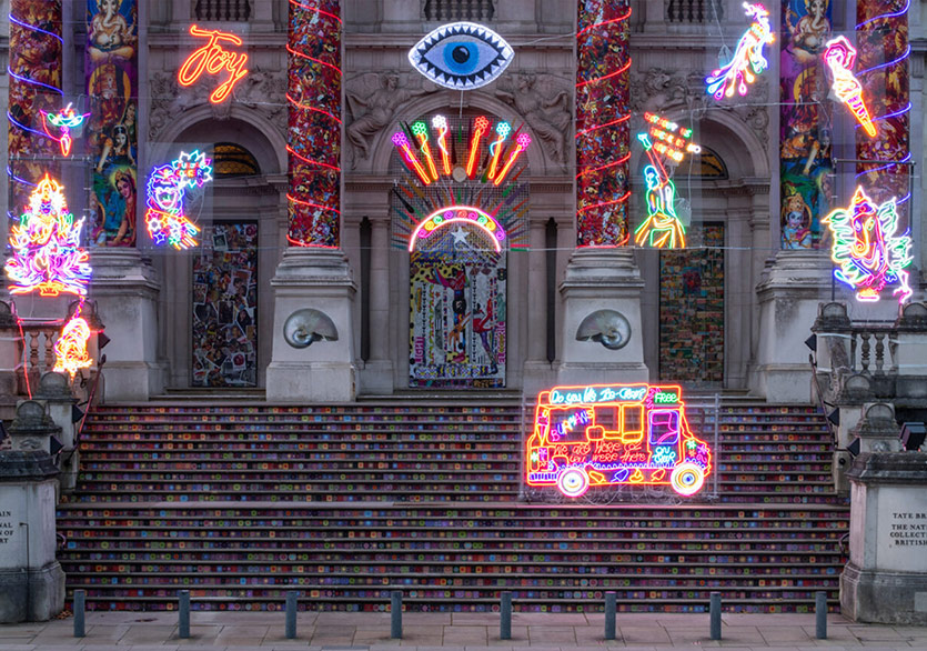 Neon Pelerinli Tate Britain Renkli Bir Enstalasyonla Diwali'yi Kutladı