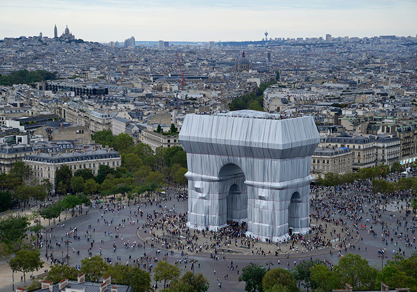 Paris’teki Arc de Triomphe Anıtı Kumaşa Sarıldı