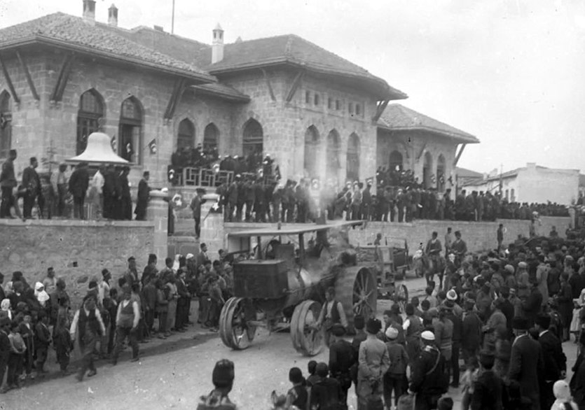 Adnan Adıvar'ın Yazıları: Dünyayı Düzeltmek