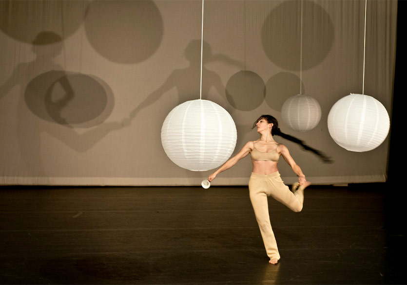 Canan Yücel Pekiçten’in “How To Enjoy Ceylon Tea” Performansı Kundura Sahne’de