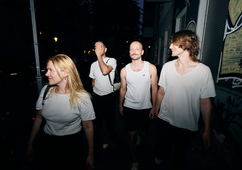 The Guillotines, İlk Şarkısı “pool painted black”i Yayımladı