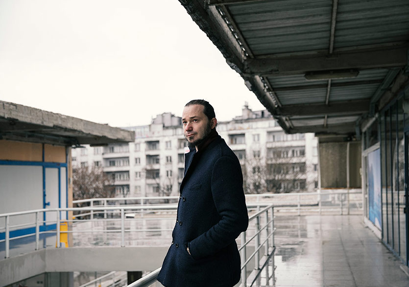 Göktuğ Canbaba’dan Tekinsiz Öyküler: “Çatlaklar”