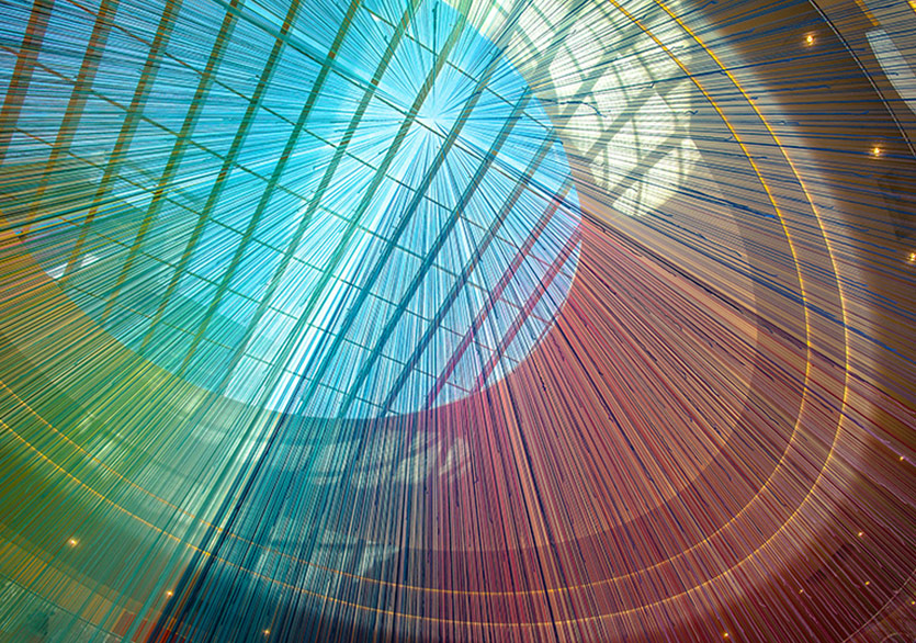 Rengarenk İpliklerden Dev Enstalasyon