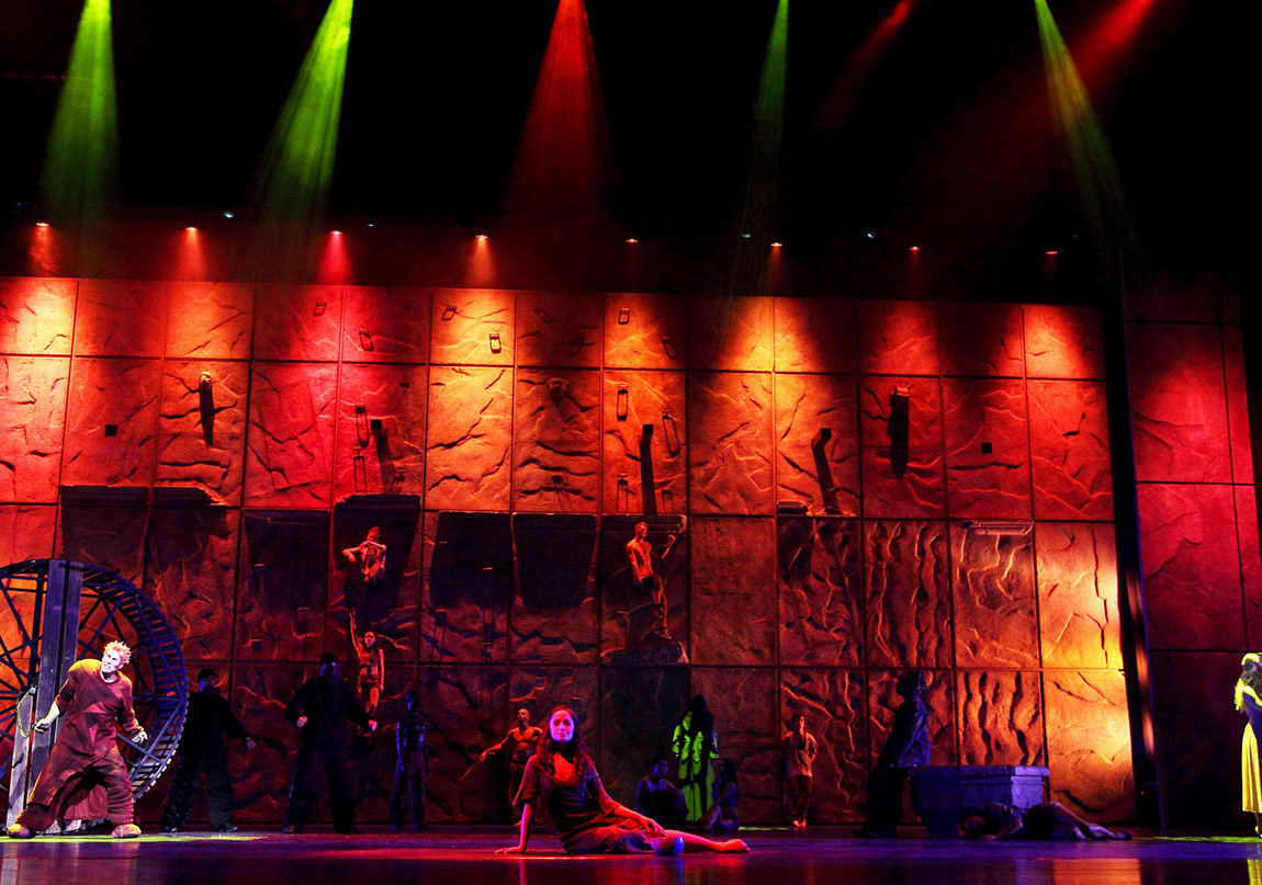 Notre Dame Quasimodo Müzikali Sahnede