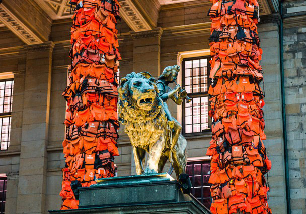 Konzerthaus'da Binlerce Can Yeleği