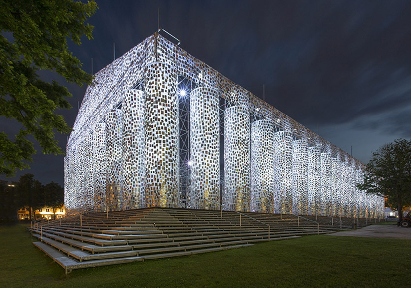 100 Bin Sansürlü Kitaba Saygı Duruşu