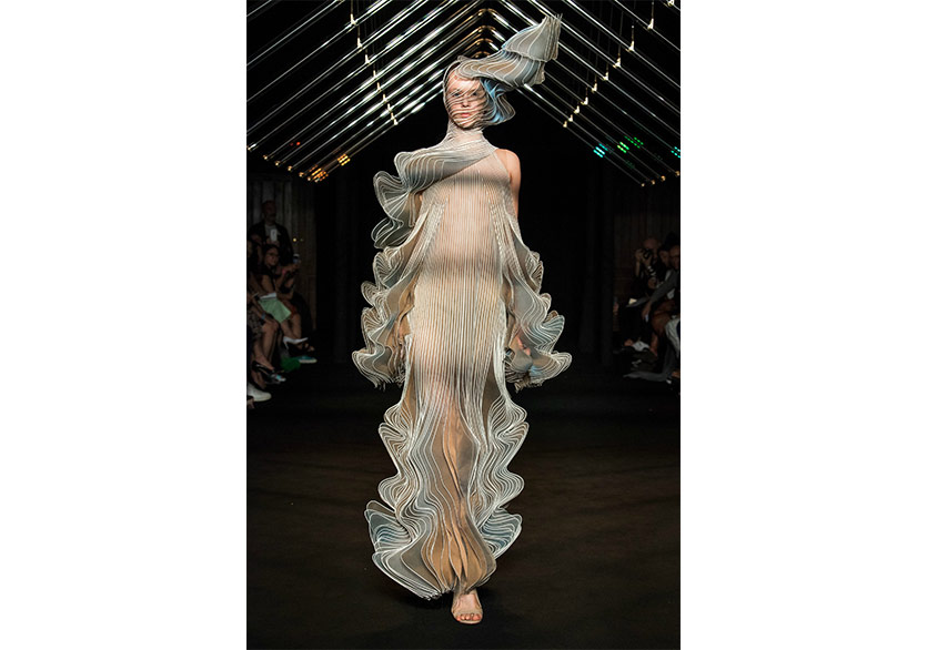 Iris Van Herpen Defilesinde Sanatsal Dokunuşlar