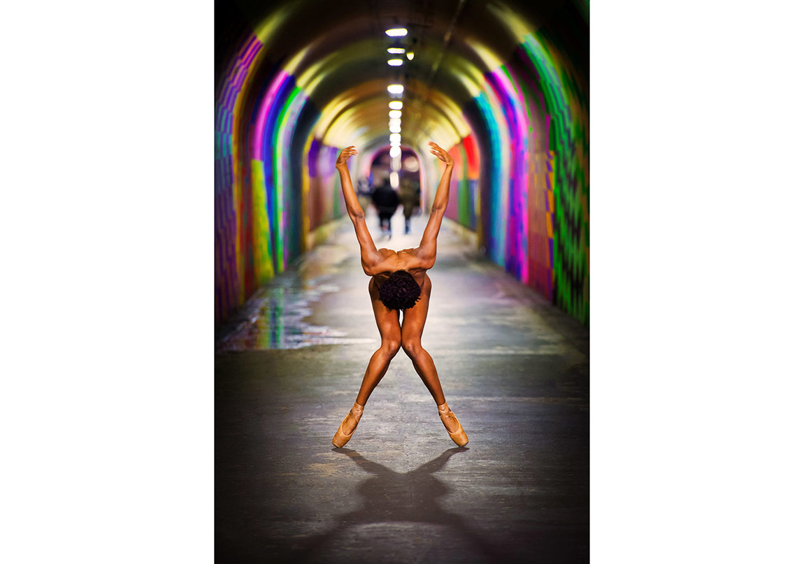 Şehrin Işıklarıyla Dans Eden Balerinler