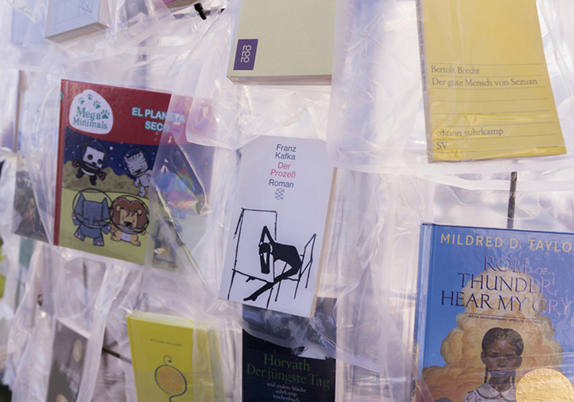 100 Bin Sansürlü Kitaba Saygı Duruşu