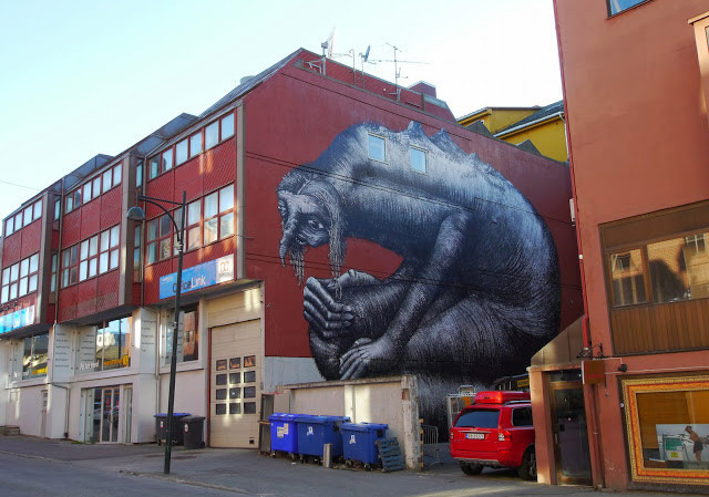 Dönüşüme Uğramış Yaratıklar Duvarları Süslüyor