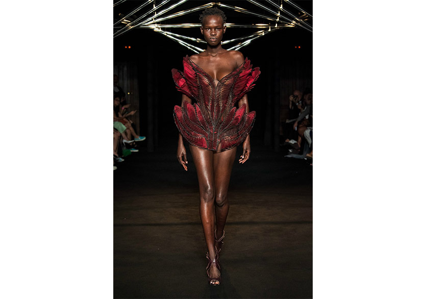 Iris Van Herpen Defilesinde Sanatsal Dokunuşlar