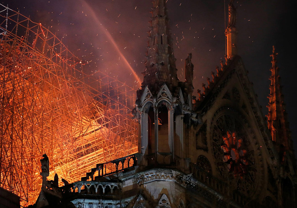 Notre-Dame de Paris Katedrali'nde Yangın