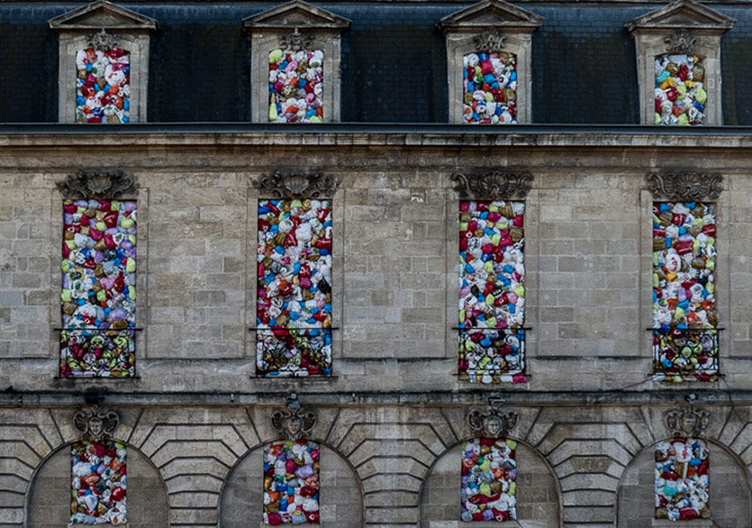 Plastik Cepheli Bir Bina