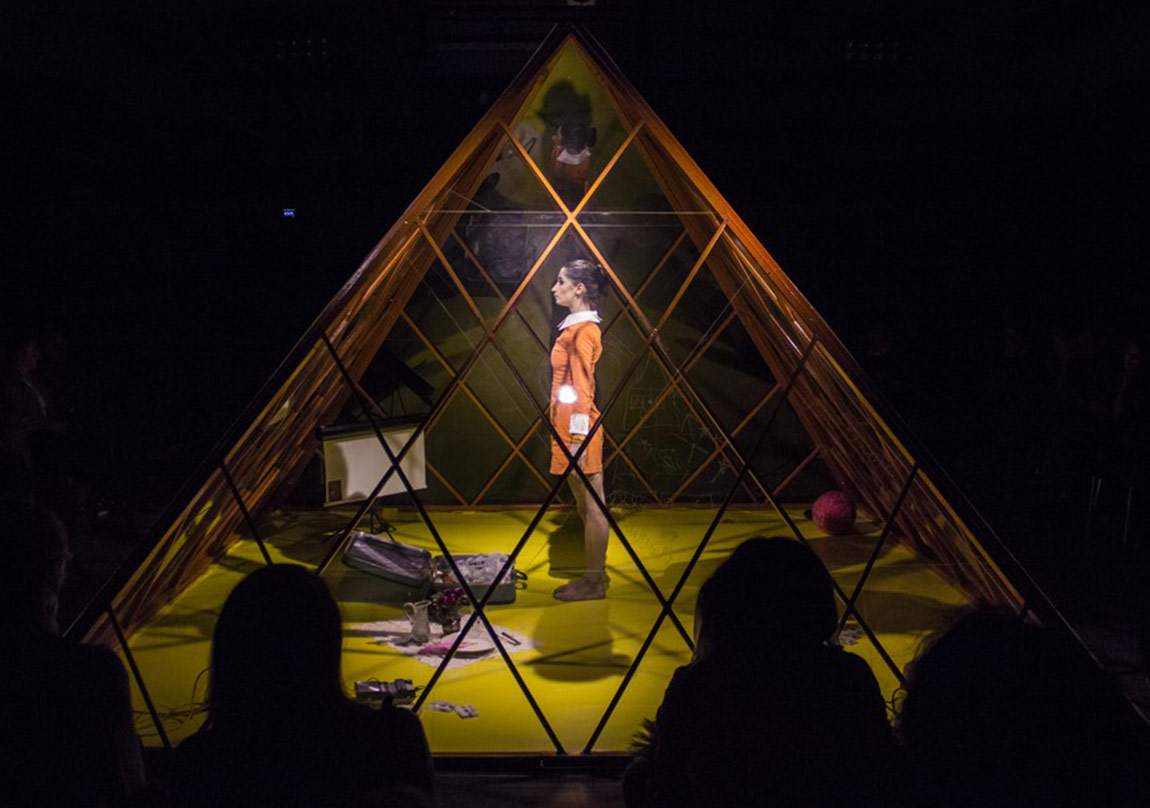 Hafızasını Kaybeden Müzeden Bir Traktöre Mektuplar Sahnede