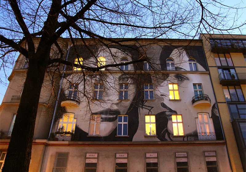 Yaşayan Binalarda Kadın Portreleri